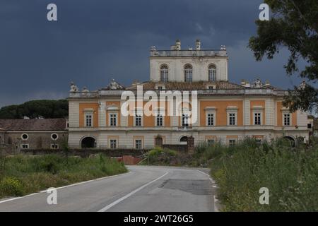 Une vue extérieure du palais royal de Carditello, historiquement appartenant à la famille royale de Borbone, et dans les années abandonnées à lui-même puis par Banque D'Images