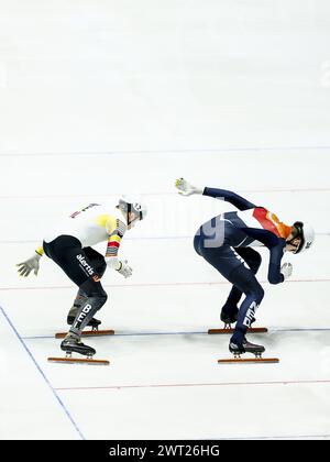 ROTTERDAM - 05/03/2024, (de gauche à droite) Stijn Desmet (bel), Kay Huisman (NED) lors des tours préliminaires du 500 mètres hommes aux Championnats du monde sur courte piste à Ahoy. ANP KOEN VAN WEEL Banque D'Images