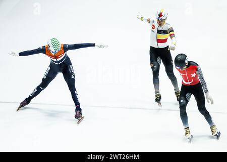 ROTTERDAM - 05/03/2024, (de gauche à droite) Kay Huisman (NED), Stijn Desmet (bel), Furkan Akar (TUR) lors des tours préliminaires du 500 mètres hommes aux Championnats du monde sur courte piste à Ahoy. ANP KOEN VAN WEEL Banque D'Images