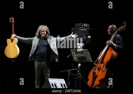 Pat Metheny et Ron carter lors du concert à l'Arena Flegrea à Naples Banque D'Images