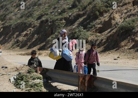 La fumée monte au-dessus de la zone résidentielle suite aux attaques israéliennes dans la ville de Gaza la fumée monte au-dessus de la zone résidentielle suite aux attaques israéliennes dans la ville de Gaza, Gaza, le 15 mars 2024. Photo Omar Ashtawy apaimages ville de Gaza bande de Gaza territoire palestinien 150324 Gaza OSH 0012 Copyright : xapaimagesxOmarxAshtawyxxapaimagesx Banque D'Images