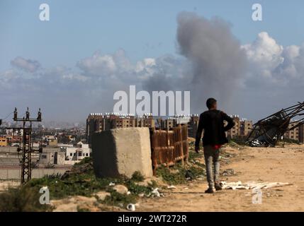 La fumée monte au-dessus de la zone résidentielle suite aux attaques israéliennes dans la ville de Gaza la fumée monte au-dessus de la zone résidentielle suite aux attaques israéliennes dans la ville de Gaza, Gaza, le 15 mars 2024. Photo Omar Ashtawy apaimages ville de Gaza bande de Gaza territoire palestinien 150324 Gaza OSH 0018 Copyright : xapaimagesxOmarxAshtawyxxapaimagesx Banque D'Images