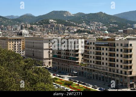 Élégants palais dans le quartier Brignole de Gênes et sur la place de la victoire avec l'Arc de la victoire et les trois Caravelles marches. Banque D'Images