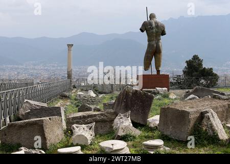 Les grandes statues de Mitoraj dans les fouilles de Pompéi, à l'entrée du site archéologique de l'ancienne ville Banque D'Images