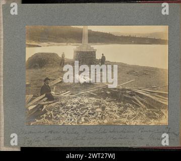 Memaloose Island. J.F. Ford, photographe (américain, actif dans les années 1900) vers 1900 vue d'un grand tas d'os humains sur un site de sépulture amérindien sur l'île Memaloose. Un homme est assis sur une pile de bois à côté des os, tenant un crâne sur ses genoux. Deux autres hommes se tiennent de chaque côté d'un monument dédié à Victor Trevitt, qui est enterré sur l'île. (Recto, image) en bas à droite, écrit à la main en négatif : 'Mamaloose[sic] Island.' (Recto, monture) centre inférieur, en dessous de l'impression, manuscrite à l'encre noire : 'Mamaloose[sic] Isle. Un ancien cimetière indien / Victor Trevitt, un homme blanc, souhaitait être enterré / moi Banque D'Images