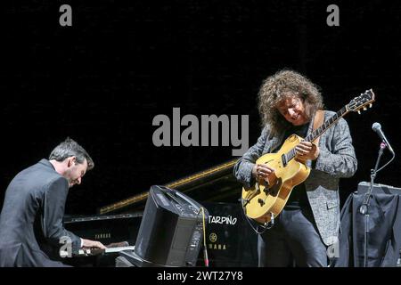 Pat Metheny et le pianiste Gwilym Simcock lors du concert à l'Arena Flegrea à Naples Banque D'Images