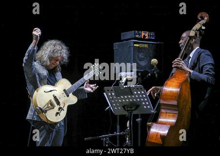 Pat Metheny et Ron carter lors du concert à l'Arena Flegrea à Naples Banque D'Images