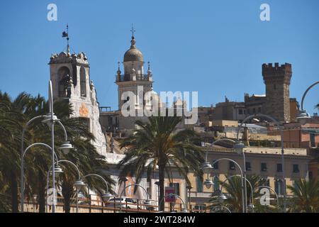 Gênes est une ville balnéaire typiquement méditerranéenne et souvent chaotique dans laquelle de nombreux beaux panoramas se chevauchent, créant des images pleines de charme. Banque D'Images