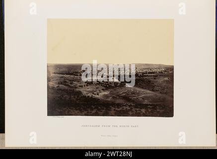 Jérusalem du Nord-est. John Cramb, photographe (écossais, actif des années 1850 - 1860) 1860 vue surélevée de Jérusalem de loin. Le Dôme du Rocher est visible sur le côté gauche de l'image près du bord de la vieille ville, où le mur de la ville la sépare de la vallée du Kidron. (Recto, monture) en bas à gauche, en dessous de l'impression, typographie à l'encre noire : 'Cramb, photo. 1860. » Centre inférieur, typographie à l'encre noire : 'JÉRUSALEM DU NORD-EST'. William Collins, Glasgow. (Verso, monture) en bas à gauche, écrit à la main au crayon : 'IB 51,11 (CRA)' Banque D'Images