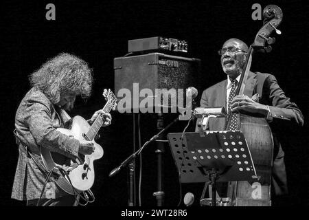 Pat Metheny et Ron carter lors du concert à l'Arena Flegrea à Naples Banque D'Images