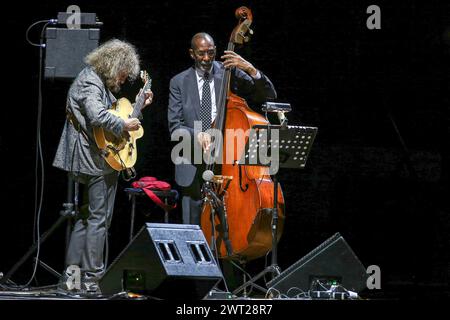 Pat Metheny et Ron carter lors du concert à l'Arena Flegrea à Naples Banque D'Images