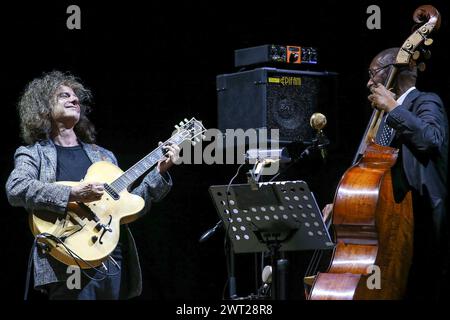 Pat Metheny et Ron carter lors du concert à l'Arena Flegrea à Naples Banque D'Images