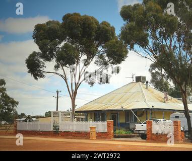 Maison résidentielle typique de l'Australie occidentale avec toit en tôle ondulée et climatisation sur le dessus Banque D'Images