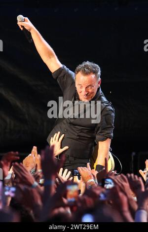 Bruce Springsteen se produit sur scène lors du concert sur la place principale de Naples, piazza del Plebiscito Banque D'Images