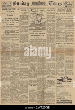 1943 Sunday Times page de couverture signalant les avancées de l'Armée rouge sur le front de l'est et la bataille pour l'Italie Banque D'Images