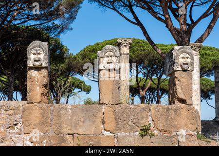 Gros plan sur les visages poilus masculins sculptés sur les colonnes de l'ancien amphithéâtre romain Banque D'Images