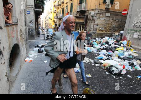 Peuples de Naples, dans les ruelles de la ville, pendant l'urgence des ordures Banque D'Images