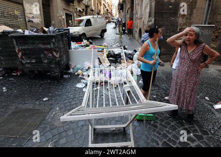 Le désespoir des peuples de Naples, dans les ruelles de la ville, pendant l'urgence des ordures Banque D'Images