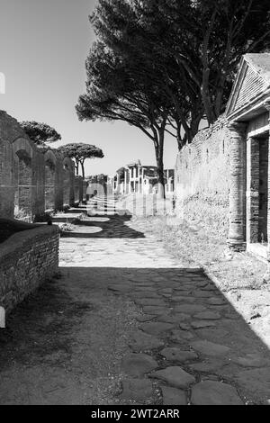 Photo en noir et blanc des ruines de rue dans le parc archéologique de l'ancienne Ostie Banque D'Images