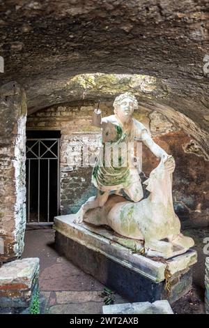 Ruines de l'ancienne statue romaine montrant un homme tuant une vache Banque D'Images