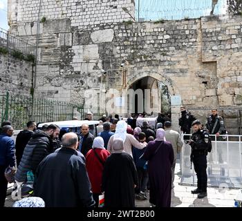 Vieille ville Jérusalem, Israël. 15 mars 2024. Les forces de sécurité israéliennes montent la garde alors que les musulmans palestiniens marchent vers l’enceinte de la mosquée Al-Aqsa pour prier le premier vendredi du mois sacré du Ramadan, dans la vieille ville de Jérusalem, le 15 mars 2024. Israël était en état d'alerte avec plus de 3 000 policiers et gardes frontière déployés après que le Hamas eut appelé les fidèles palestiniens à se barricader à l'intérieur de la mosquée Al-Aqsa. Photo de Debbie Hill/ crédit : UPI/Alamy Live News Banque D'Images