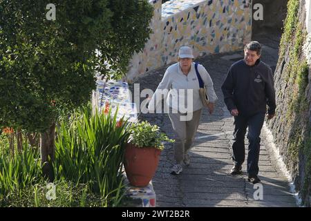 La chancelière allemande Angela Merkel, avec son mari, pendant les vacances de Pâques sur l'île d'Ischia Banque D'Images