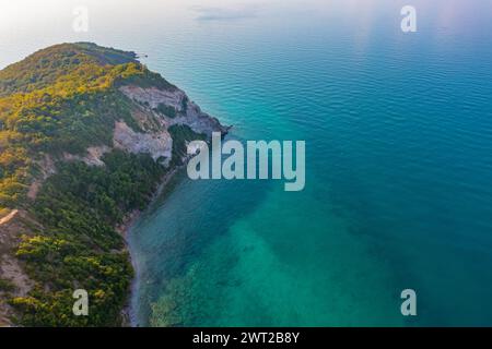 Vue aérienne vol colline de montagne avec forêt tropicale dense de jungle verte, beau lagon bleu. Rochers sur le flanc d'une falaise. Banque D'Images