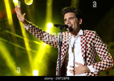 La chanteuse pop Mika lors d'un concert à Naples. Banque D'Images