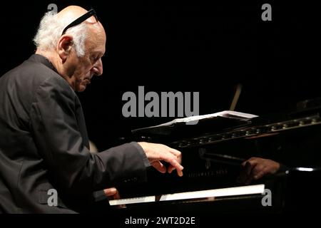 Le compositeur de musique classique et cinématographique, Michael Nyman, joue du piano pendant le concert au Musée archéologique de Naples Banque D'Images