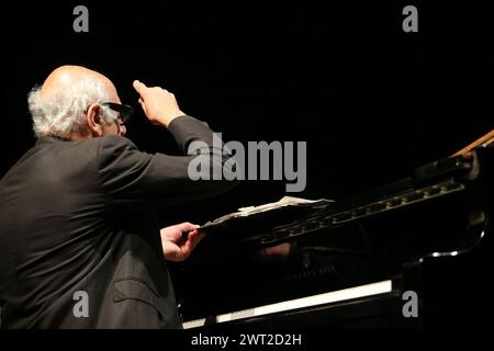 Le compositeur de musique classique et cinématographique, Michael Nyman, joue du piano pendant le concert au Musée archéologique de Naples Banque D'Images