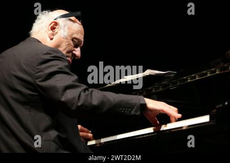 Le compositeur de musique classique et cinématographique, Michael Nyman, joue du piano pendant le concert au Musée archéologique de Naples Banque D'Images