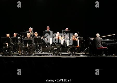 Le compositeur de musique classique et de film, Michael Nyman, avec son orchestre, lors du concert au Musée archéologique de Naples Banque D'Images