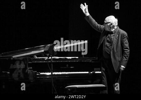 (NOTE DE LA RÉDACTION : L'image a été convertie en noir et blanc.) Le compositeur de musique classique et de film, Michael Nyman, accueille son orchestre pendant le Banque D'Images