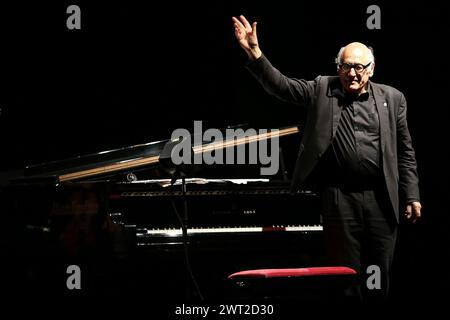 Le compositeur de musique classique et de film, Michael Nyman, remercie le public à la fin du concert au Musée archéologique de Naples Banque D'Images