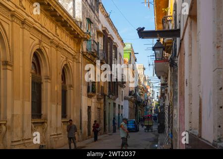 Bâtiments historiques sur Calle Lamparilla Street à Calle Aguiar Street dans la vieille Havane (la Habana Vieja), Cuba. La vieille Havane est classée au patrimoine mondial de l'UNESCO Banque D'Images