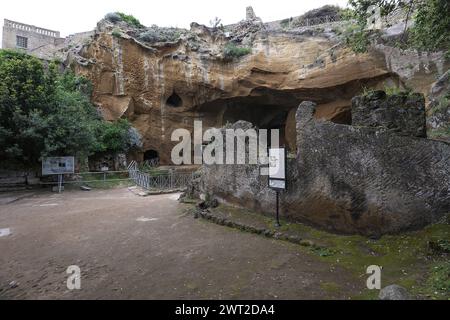 Le mur de tuf en face de l'entrée de la grotte de la Sibilla Cumana, la prêtresse d'Apollon, l'une des plus importantes Sibylles, figures prophétiques Banque D'Images