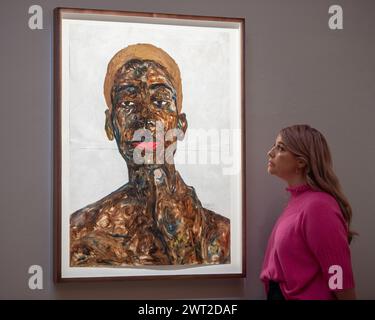 Londres, Angleterre, Royaume-Uni. 15 mars 2024. Un membre du personnel de Sotheby's regarde Amoako Boafo 'Untitled' avec une valeur estimée de 60 000 à 80 000 GBP lors d'une avant-première de presse de l'exposition d'art africain moderne et contemporain à Sotheby's, Londres. (Crédit image : © Thomas Krych/ZUMA Press Wire) USAGE ÉDITORIAL SEULEMENT! Non destiné à UN USAGE commercial ! Banque D'Images