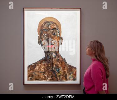 Londres, Angleterre, Royaume-Uni. 15 mars 2024. Un membre du personnel de Sotheby's regarde Amoako Boafo 'Untitled' avec une valeur estimée de 60 000 à 80 000 GBP lors d'une avant-première de presse de l'exposition d'art africain moderne et contemporain à Sotheby's, Londres. (Crédit image : © Thomas Krych/ZUMA Press Wire) USAGE ÉDITORIAL SEULEMENT! Non destiné à UN USAGE commercial ! Banque D'Images