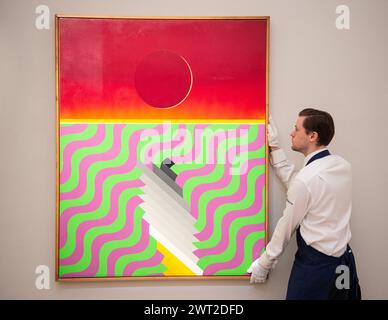 Londres, Angleterre, Royaume-Uni. 15 mars 2024. Un membre du personnel de Sotheby's détient Mohamed Melehi 'Mirage' d'une valeur estimée à 70 000 - 100 000 GBP lors d'une avant-première de presse de l'exposition d'art africain moderne et contemporain à Sotheby's, Londres. (Crédit image : © Thomas Krych/ZUMA Press Wire) USAGE ÉDITORIAL SEULEMENT! Non destiné à UN USAGE commercial ! Banque D'Images