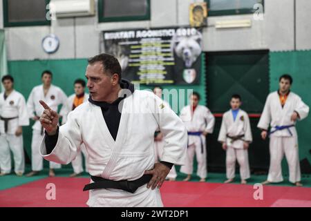 Le maître de Judo, Gianni Maddaloni, dans son gymnase Scampia, Star Judo Club, tout en enseignant ses garçons. Banque D'Images