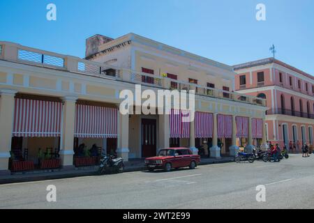 Bâtiments commerciaux historiques au parc Jose Marti dans le centre historique de Cienfuegos, Cuba. Le Centre historique Cienfuegos est un site du patrimoine mondial. Banque D'Images
