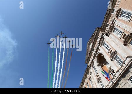 La patrouille aérienne acrobatique italienne, 'Frecce Tricolori', alias flèches tricolores, lors d'un événement à Caserte, en face du Palais Royal Banque D'Images