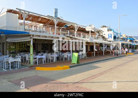 Kos, Grèce - 12 mai 2023 : promenade côtière avec boutiques et restaurants dans la station balnéaire de Kardamena. Île de Kos, Grèce Banque D'Images