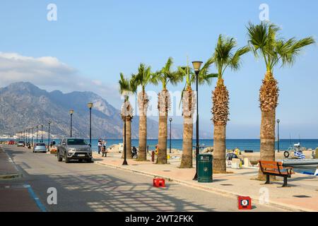 Kos, Grèce - 12 mai 2023 : promenade côtière le long de la mer dans la station balnéaire de Kardamena. Île de Kos, Grèce Banque D'Images