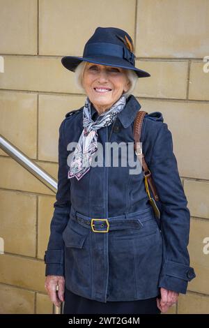 Dame Mary Berry look élégant dans un ensemble bleu marine avec chapeau bleu marine et bottes Cheltenham Gold Cup Day 2024 Banque D'Images