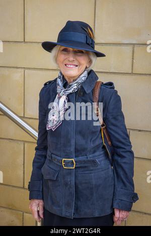 Dame Mary Berry look élégant dans un ensemble bleu marine avec chapeau bleu marine et bottes Cheltenham Gold Cup Day 2024 Banque D'Images