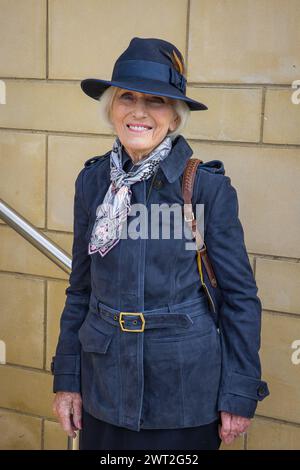 Dame Mary Berry look élégant dans un ensemble bleu marine avec chapeau bleu marine et bottes Cheltenham Gold Cup Day 2024 Banque D'Images
