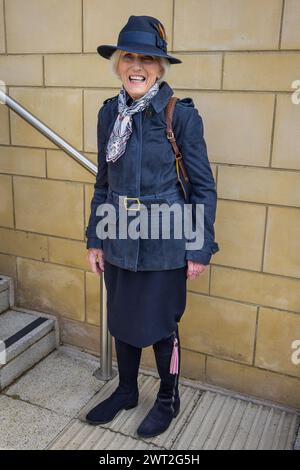 Dame Mary Berry look élégant dans un ensemble bleu marine avec chapeau bleu marine et bottes Cheltenham Gold Cup Day 2024 Banque D'Images