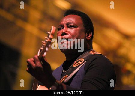 George Benson se produit en direct au festival de jazz de Pomigliano Banque D'Images