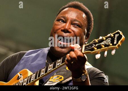 George Benson se produit en direct au festival de jazz de Pomigliano Banque D'Images